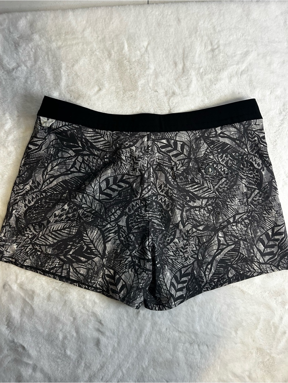 Vuori Women’s Medium Black Gray Tropical Leaf Print Athletic Shorts - Picture 9 of 15